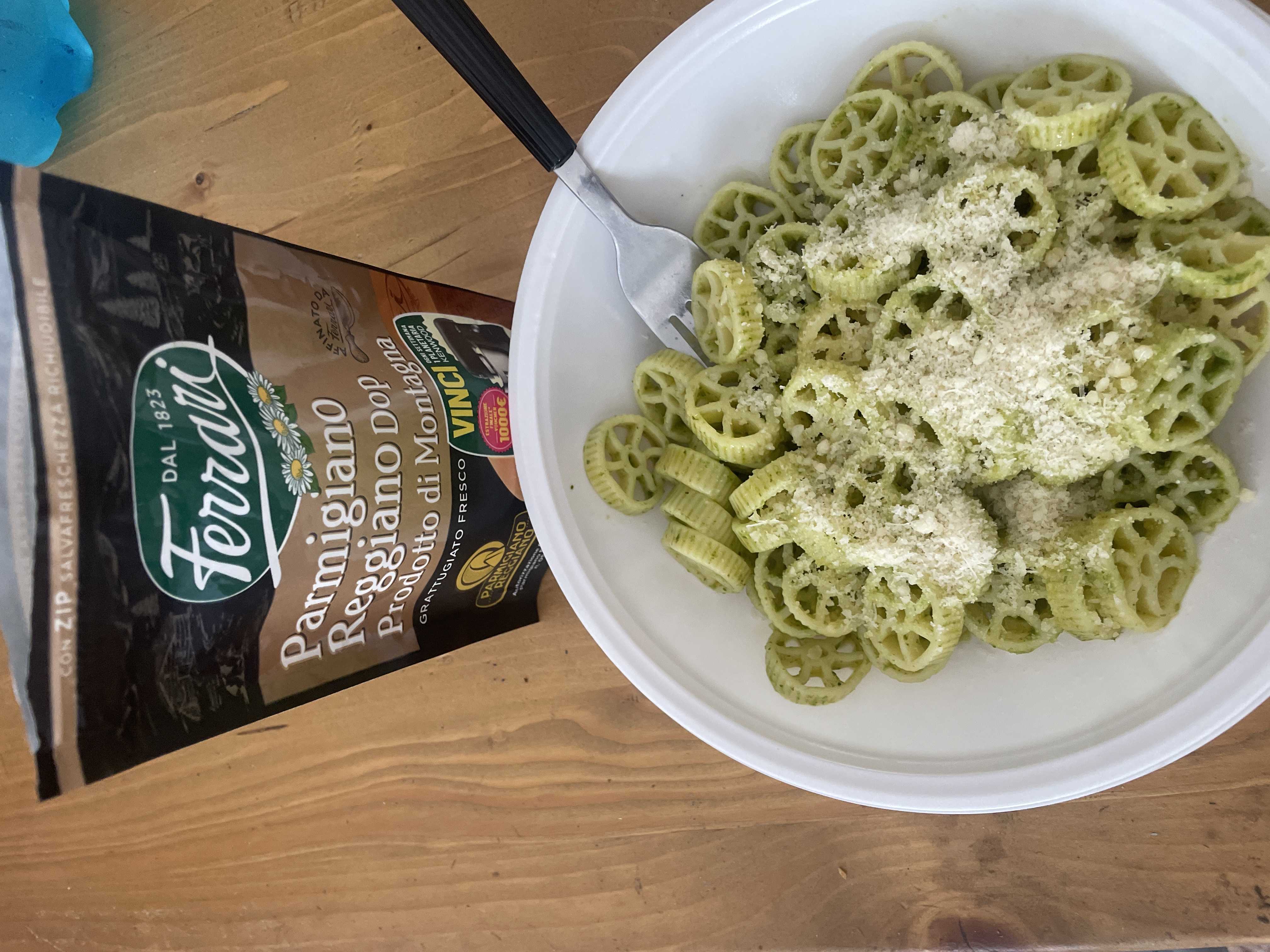 Ruote al pesto e parmigiano