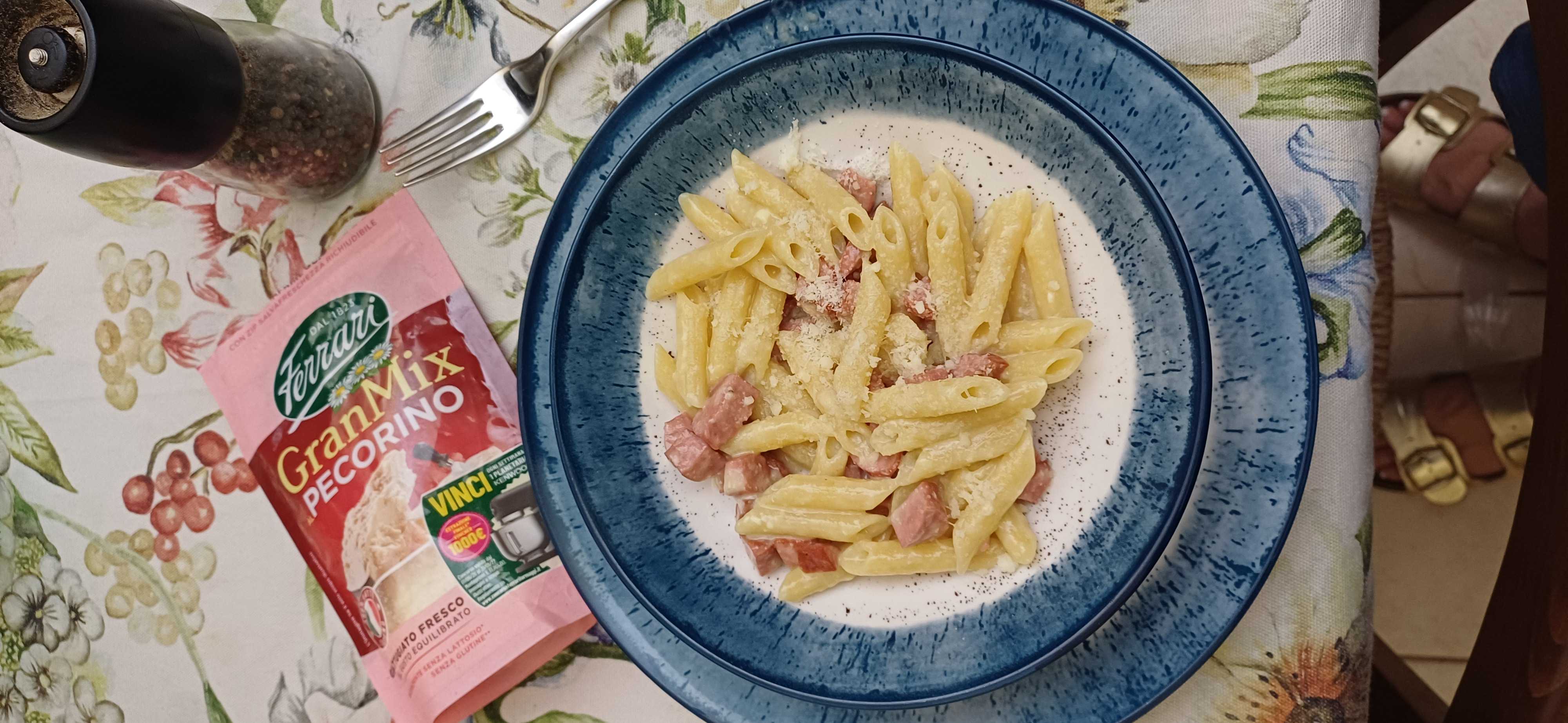 Pasta wustel, uovo e pecorino