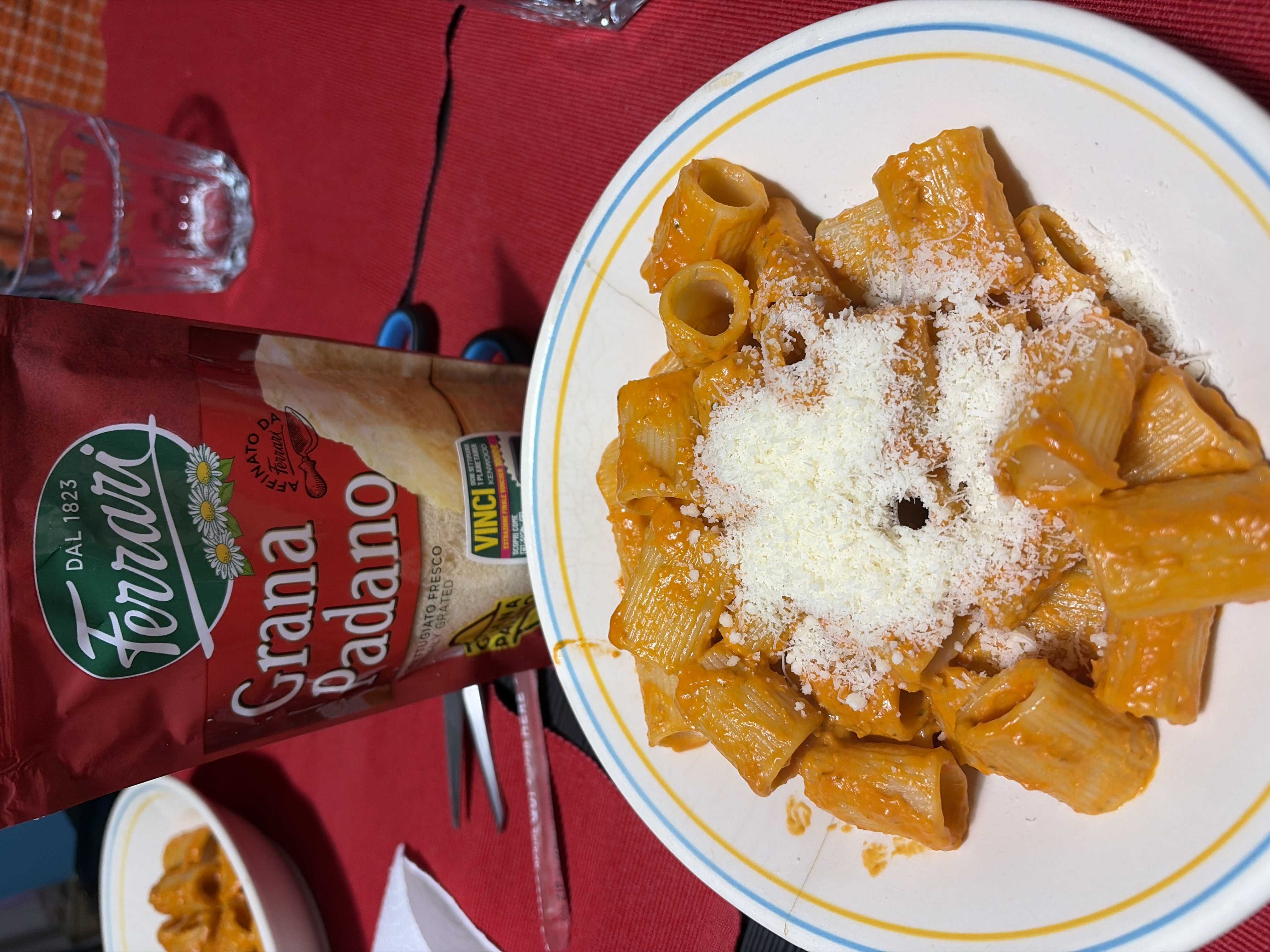 mezze maniche con  pesto rosso