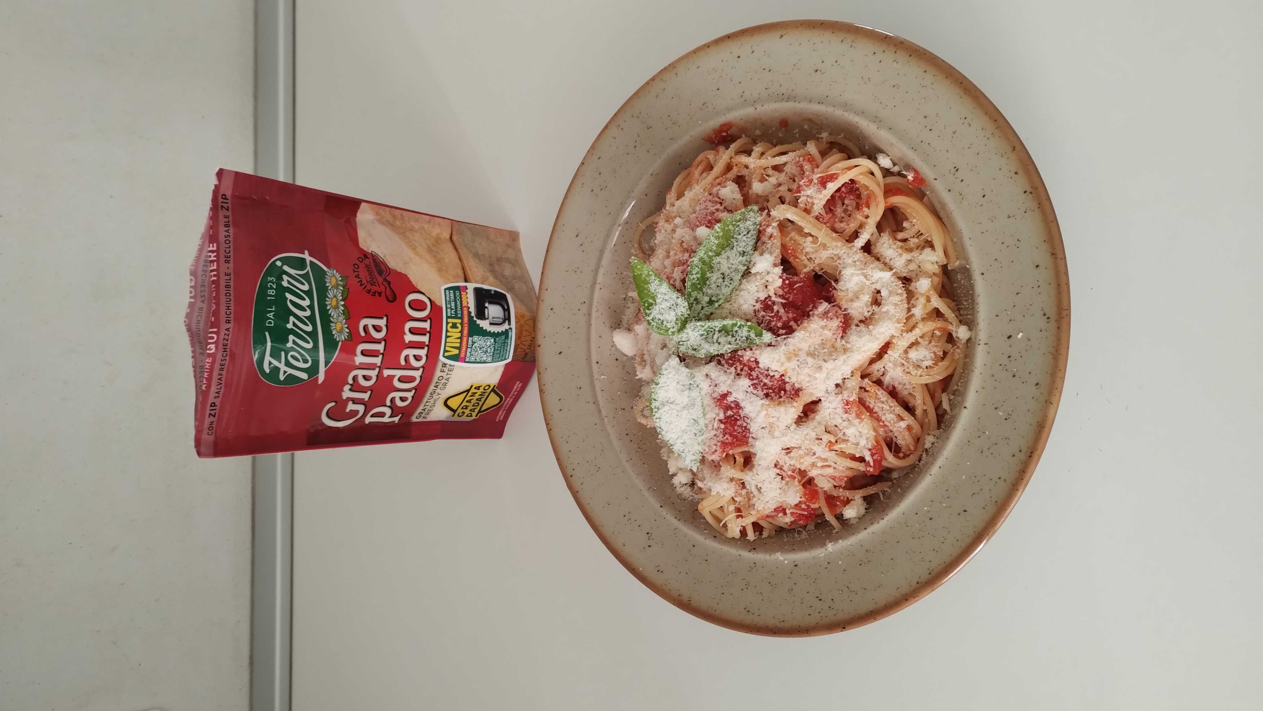 Spaghetti con salsa e grana
