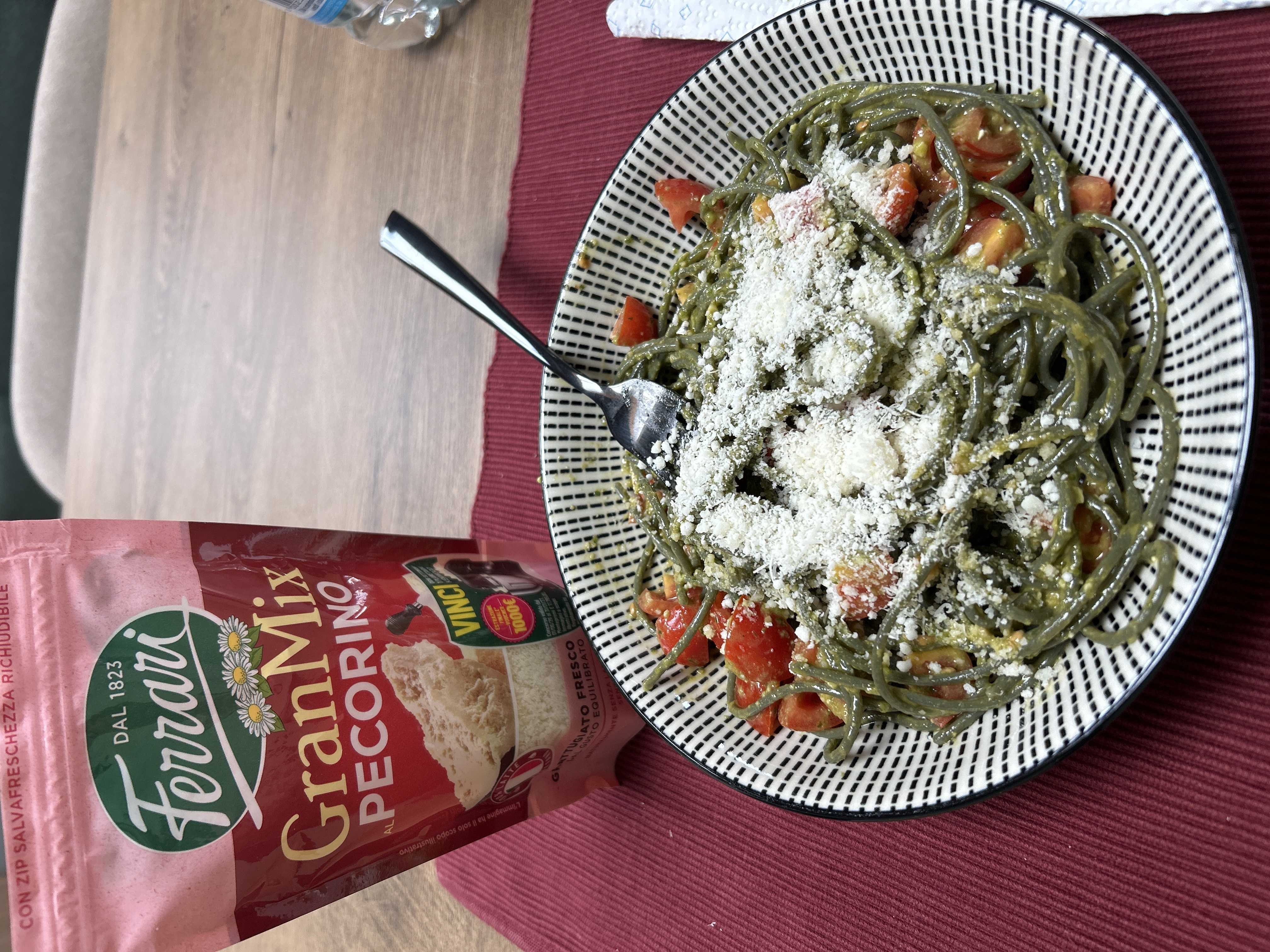PASTA AL PESTO CON E PECORINO